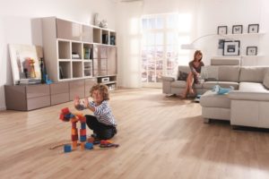 Im Wohnzimmer, wo Besuch empfangen wird und die Kinder spielen, ist häufig viel los. Hier bietet sich eine höhere private Nutzklasse an als etwa im Schlafzimmer. | Foto: HARO - Hamberger Flooring | Lizenz: CC BY-SA 2.0