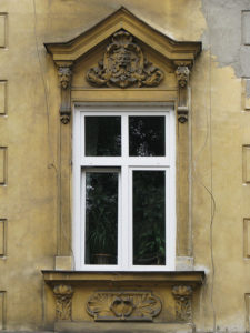 Ein neues Fenster in einem alten Haus kann zu Schimmel führen. 